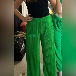 Steve Madden, Addy Plisse pants, green, size small, 100% polyester.